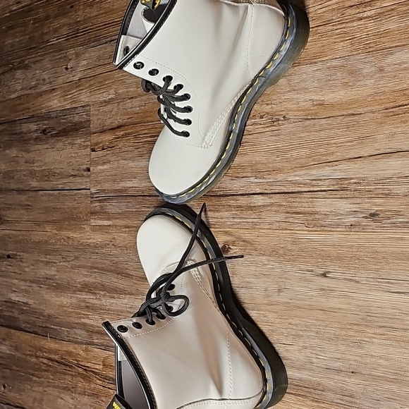 Womens Doc Martens Air Wair White Patent Leather Lace-Up Women's Boots - Picture 3 of 5